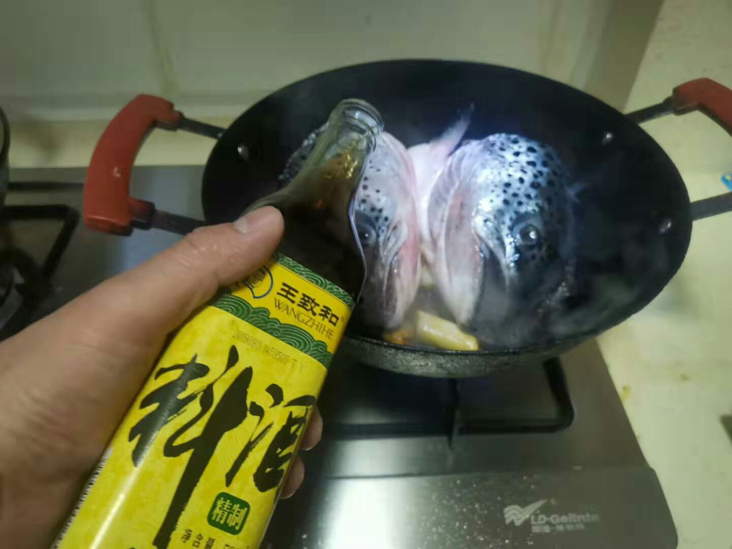 醬三文魚頭的做法-家常味燉菜譜