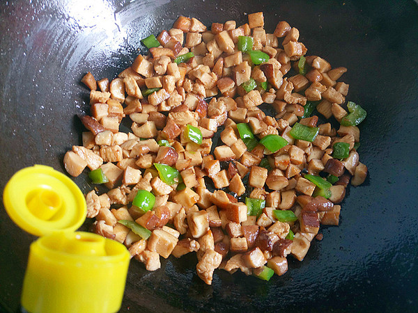 香菇雞丁的做法-家常味炒菜譜
