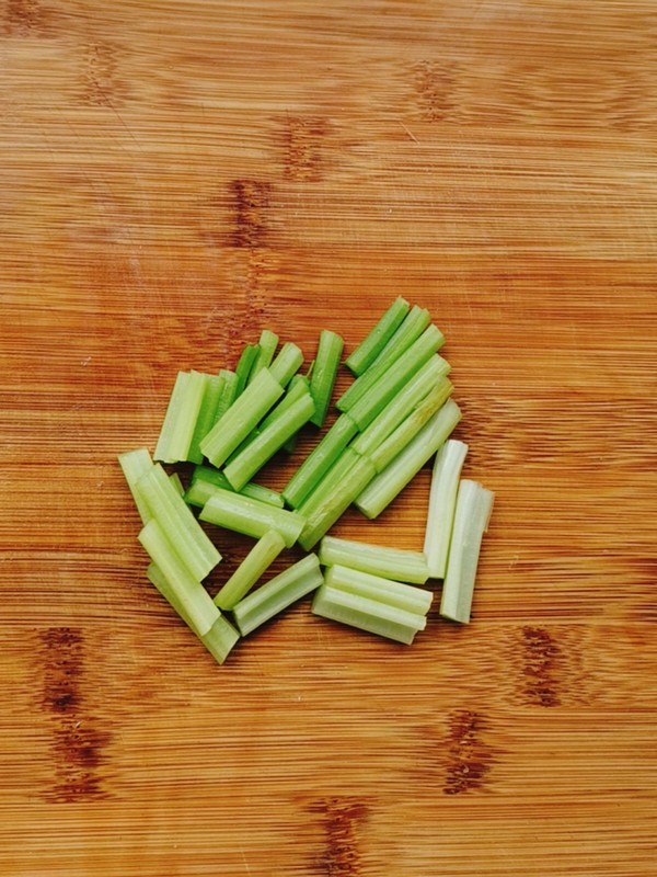 木耳芹菜炒肉的做法-咸鮮味炒菜譜