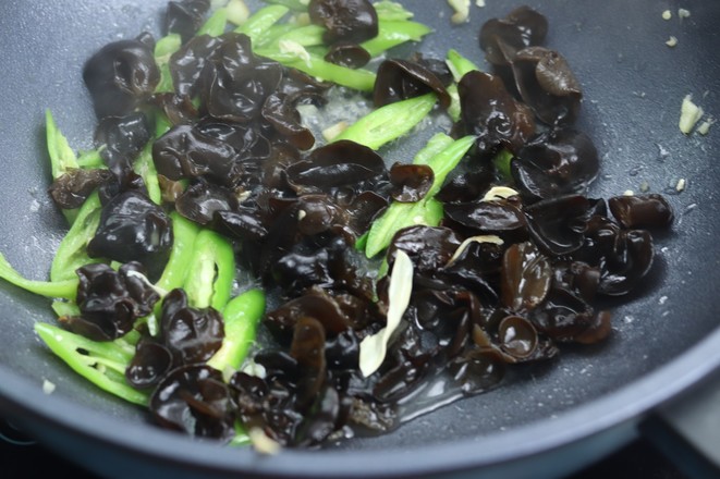 木耳炒腐竹的做法-家常味炒菜譜