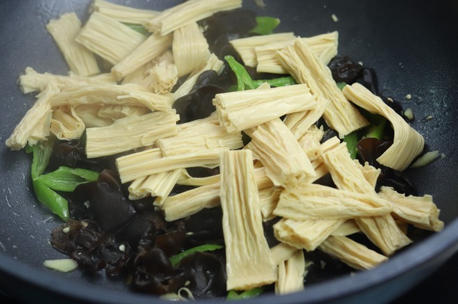 木耳炒腐竹的做法-家常味炒菜譜