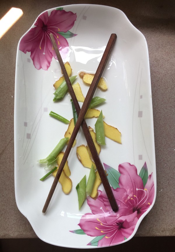 蔥香鱸魚的做法-家常味蒸菜譜-易網健康養生網 蔥香鱸魚的做法-家常味蒸菜譜