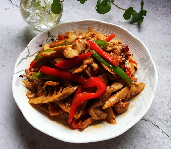 春筍炒瘦肉的做法-香辣味炒菜譜-易網健康養(yǎng)生網 春筍炒瘦肉的做法-香辣味炒菜譜