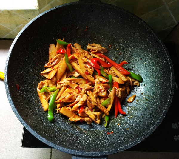 春筍炒瘦肉的做法-香辣味炒菜譜-易網健康養(yǎng)生網 春筍炒瘦肉的做法-香辣味炒菜譜