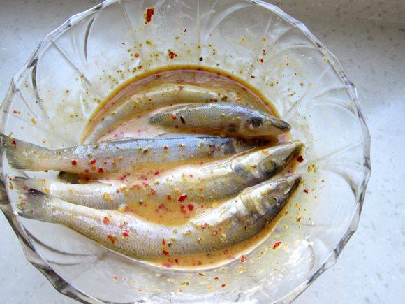 干炸沙丁魚的做法-家常味炸菜譜