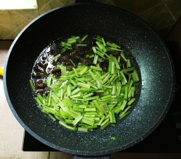 芹菜黑木耳炒雞蛋的做法-家常味炒菜譜-易網健康養生網 芹菜黑木耳炒雞蛋的做法-家常味炒菜譜