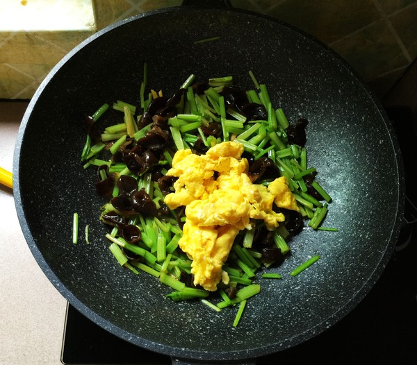 芹菜黑木耳炒雞蛋的做法-家常味炒菜譜-易網健康養生網 芹菜黑木耳炒雞蛋的做法-家常味炒菜譜
