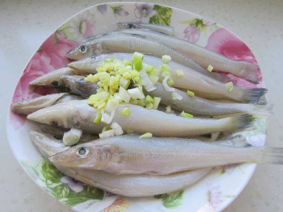 干炸沙丁魚的做法-家常味炸菜譜