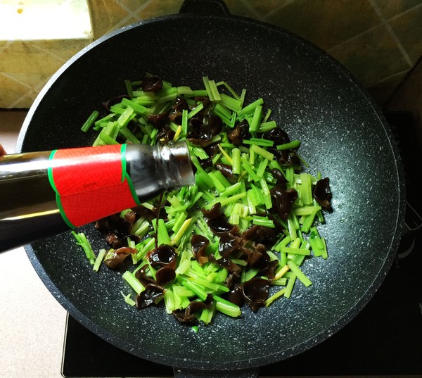 芹菜黑木耳炒雞蛋的做法-家常味炒菜譜-易網健康養生網 芹菜黑木耳炒雞蛋的做法-家常味炒菜譜
