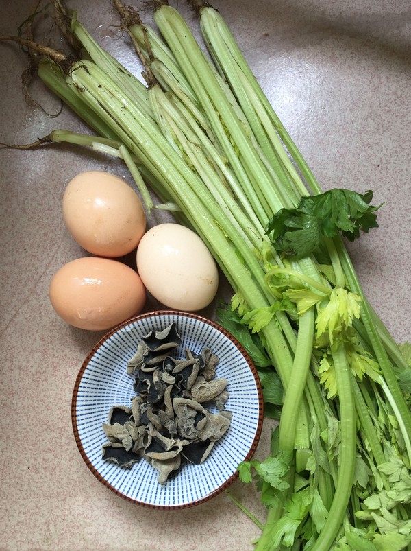 芹菜黑木耳炒雞蛋的做法-家常味炒菜譜-易網<a href=http://www.aoa7937.com/ target=_blank class=infotextkey>健康養生</a>網 芹菜黑木耳炒雞蛋的做法-家常味炒菜譜