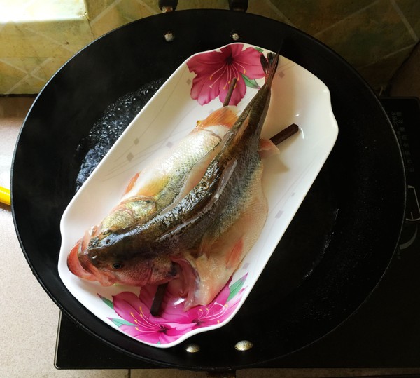 蔥香鱸魚的做法-家常味蒸菜譜-易網健康養生網 蔥香鱸魚的做法-家常味蒸菜譜