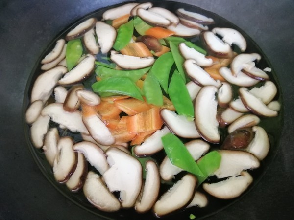 香菇炒荷蘭豆的做法-家常味炒菜譜-易網(wǎng)健康養(yǎng)生網(wǎng) 香菇炒荷蘭豆的做法-家常味炒菜譜