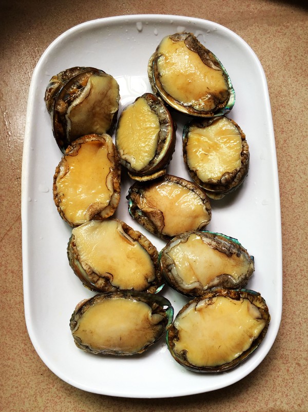 金銀蒜蒸鮑魚的做法-蒜香味蒸菜譜-易網(wǎng)<a href=http://www.aoa7937.com/ target=_blank class=infotextkey>健康養(yǎng)生</a>網(wǎng) 金銀蒜蒸鮑魚的做法-蒜香味蒸菜譜