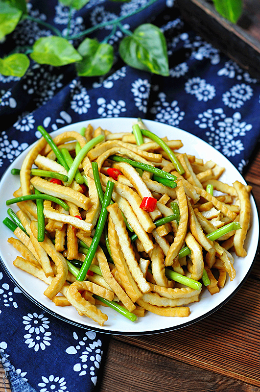 蒜苔炒豆干的做法-家常味炒菜譜-易網(wǎng)健康養(yǎng)生網(wǎng) 蒜苔炒豆干的做法-家常味炒菜譜