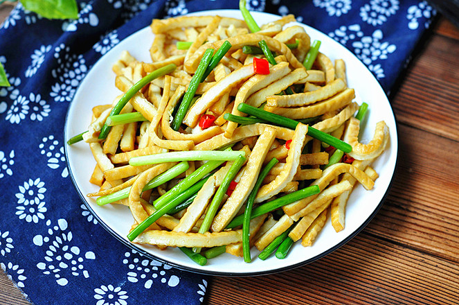 蒜苔炒豆干的做法-家常味炒菜譜-易網(wǎng)健康養(yǎng)生網(wǎng) 蒜苔炒豆干的做法-家常味炒菜譜