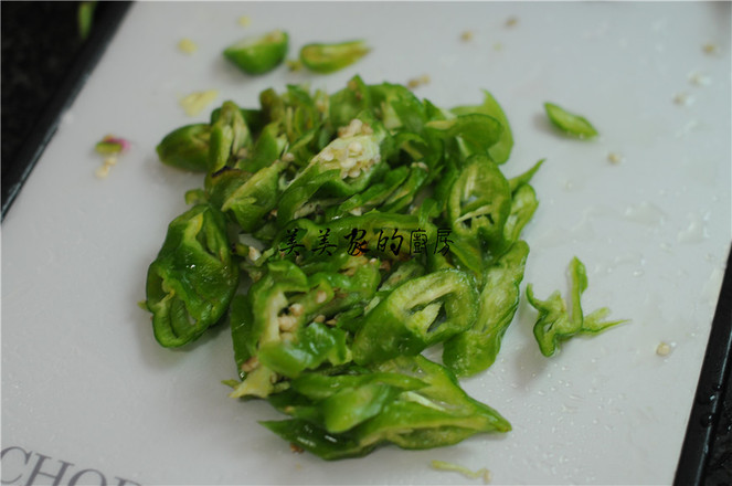 青椒炒老干媽的做法-香辣味炒菜譜-易網<a href=http://www.aoa7937.com/ target=_blank class=infotextkey>健康養生</a>網 青椒炒老干媽的做法-香辣味炒菜譜