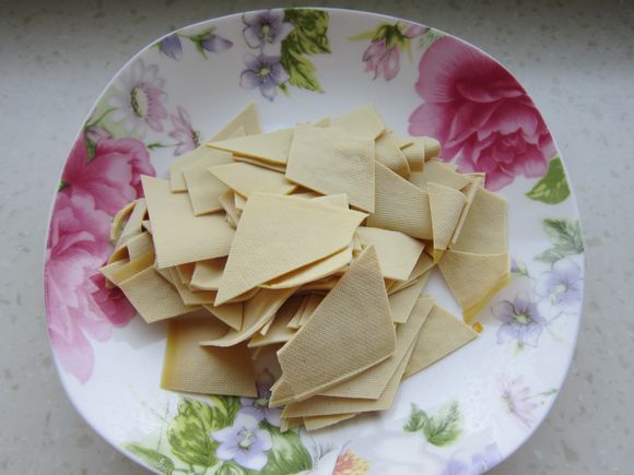 蘑菇燉鯉魚的做法-家常味燉菜譜-易網(wǎng)健康養(yǎng)生網(wǎng) 蘑菇燉鯉魚的做法-家常味燉菜譜