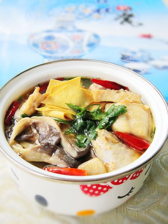 蘑菇燉鯉魚的做法-家常味燉菜譜-易網(wǎng)健康養(yǎng)生網(wǎng) 蘑菇燉鯉魚的做法-家常味燉菜譜