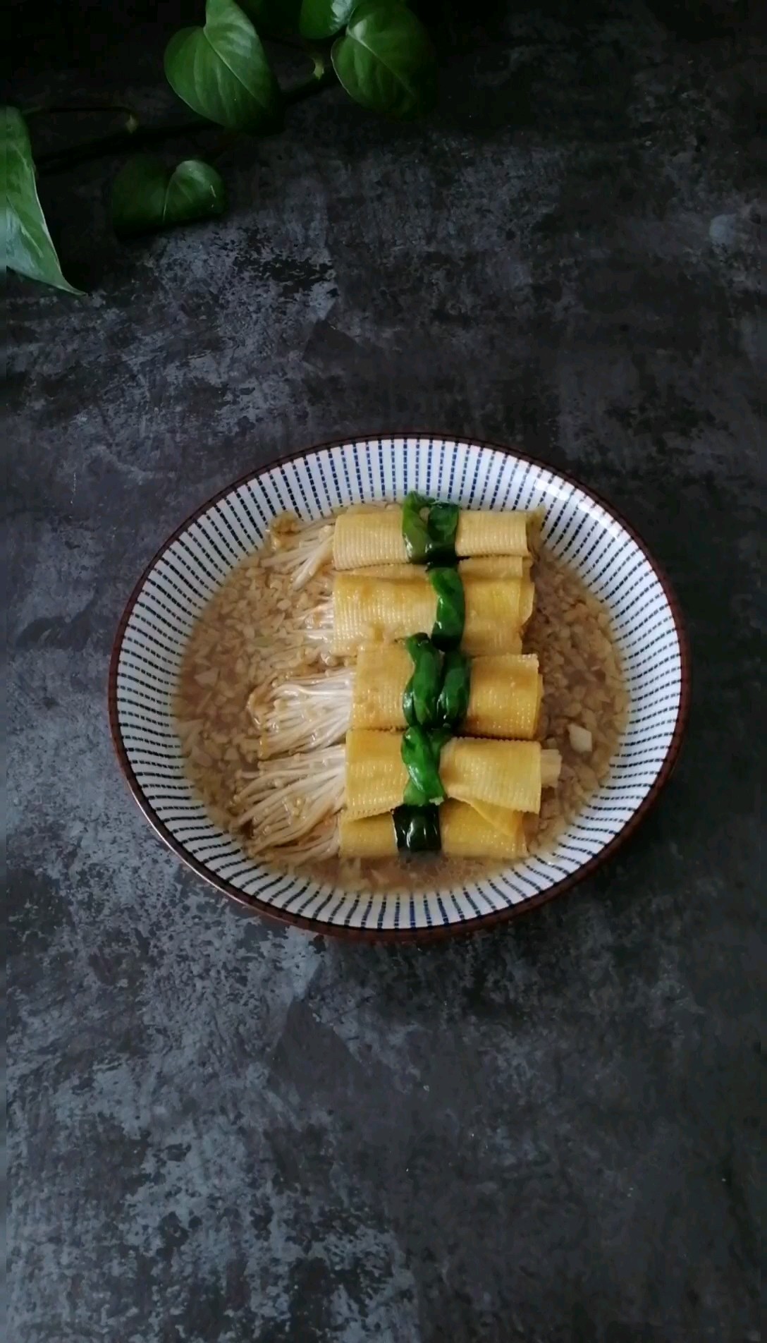 豆皮金針菇卷的做法-家常味炒菜譜