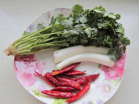 蘑菇燉鯉魚的做法-家常味燉菜譜-易網(wǎng)<a href=http://www.aoa7937.com/ target=_blank class=infotextkey>健康養(yǎng)生</a>網(wǎng) 蘑菇燉鯉魚的做法-家常味燉菜譜