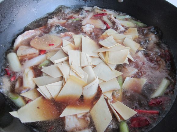 蘑菇燉鯉魚的做法-家常味燉菜譜-易網(wǎng)健康養(yǎng)生網(wǎng) 蘑菇燉鯉魚的做法-家常味燉菜譜