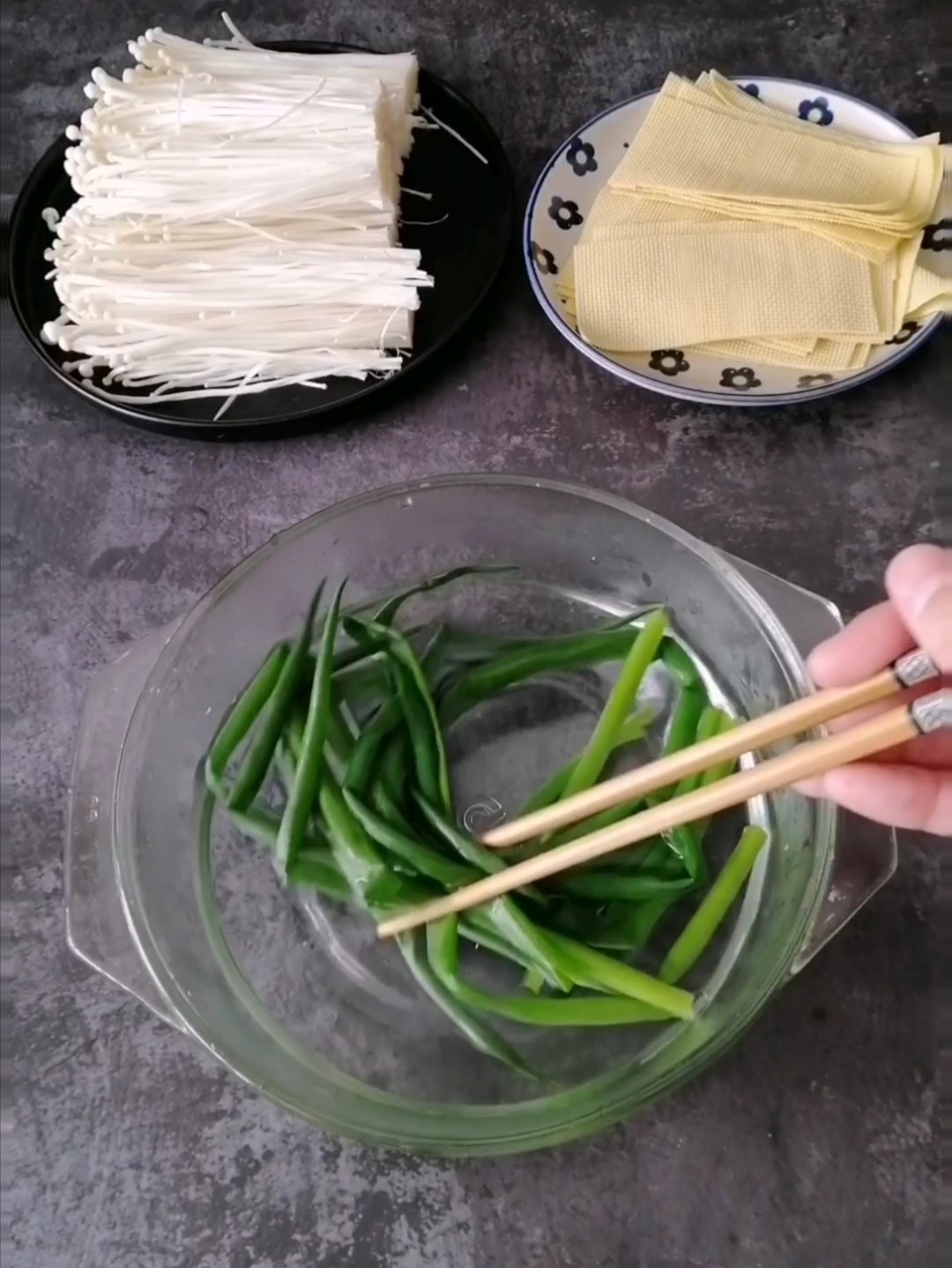 豆皮金針菇卷的做法-家常味炒菜譜