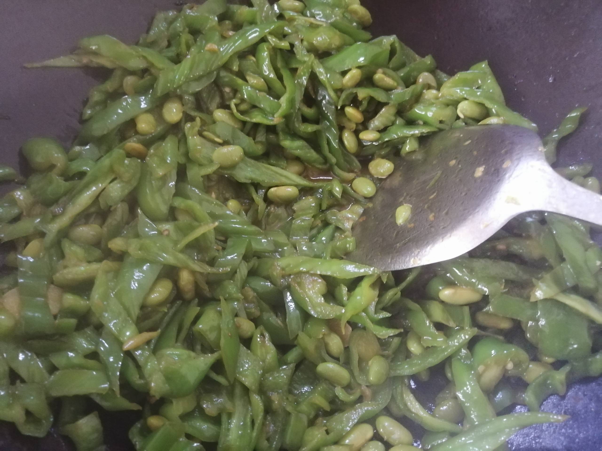 青椒毛豆米的做法-家常味炒菜譜