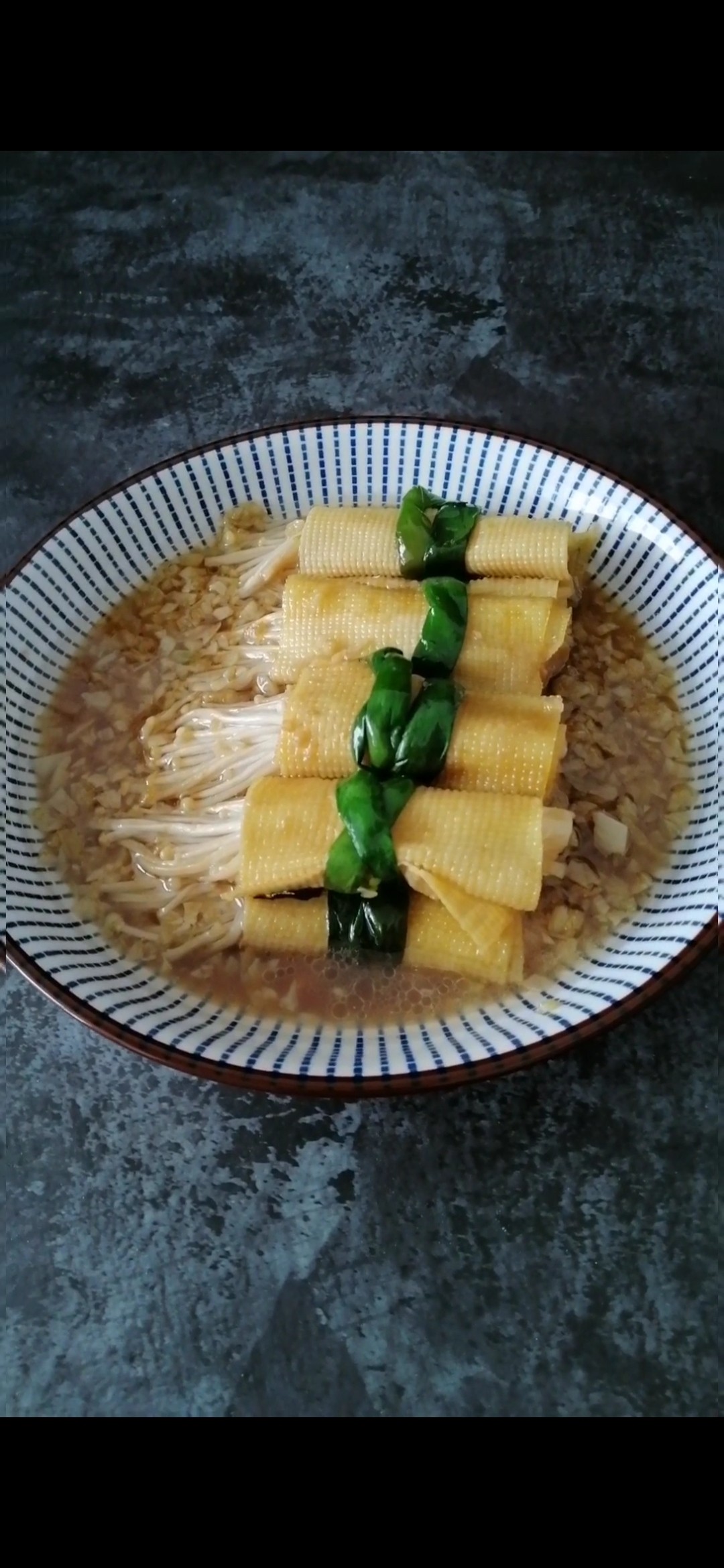 豆皮金針菇卷的做法-家常味炒菜譜-易網健康養生網 豆皮金針菇卷的做法-家常味炒菜譜