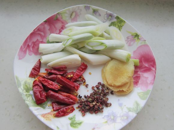 蘑菇燉鯉魚的做法-家常味燉菜譜-易網(wǎng)健康養(yǎng)生網(wǎng) 蘑菇燉鯉魚的做法-家常味燉菜譜