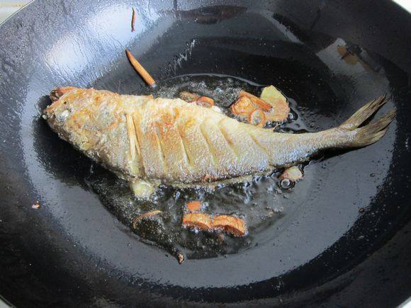 干煎黃花魚的做法-家常味煎菜譜-易網(wǎng)健康養(yǎng)生網(wǎng) 干煎黃花魚的做法-家常味煎菜譜