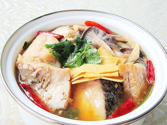 蘑菇燉鯉魚的做法-家常味燉菜譜-易網(wǎng)健康養(yǎng)生網(wǎng) 蘑菇燉鯉魚的做法-家常味燉菜譜