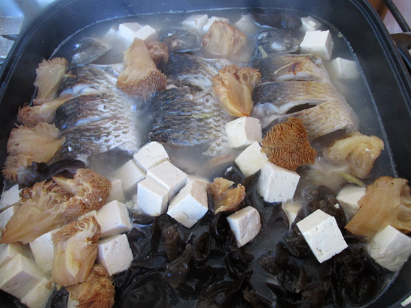 猴頭菇豆腐燉鯽魚(yú)的做法-咸鮮味燉菜譜
