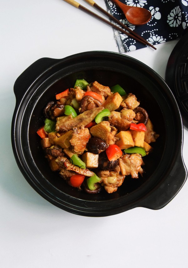 香菇豆腐燜雞翅的做法-家常味燜菜譜-易網(wǎng)健康養(yǎng)生網(wǎng) 香菇豆腐燜雞翅的做法-家常味燜菜譜
