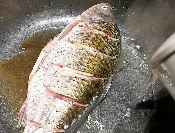 清蒸鯉魚的做法-咸鮮味蒸菜譜