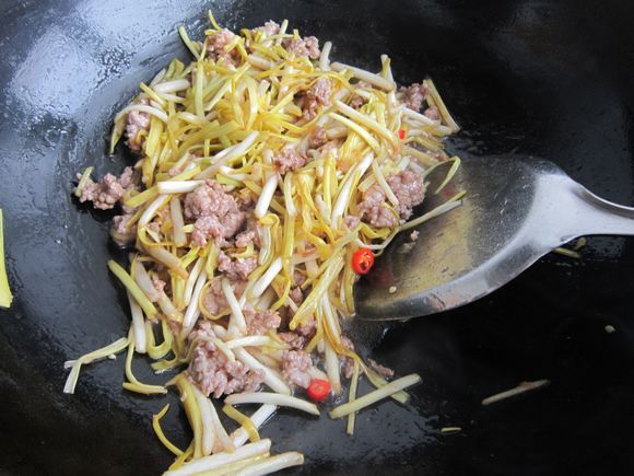 韭黃炒肉末的做法-家常味炒菜譜