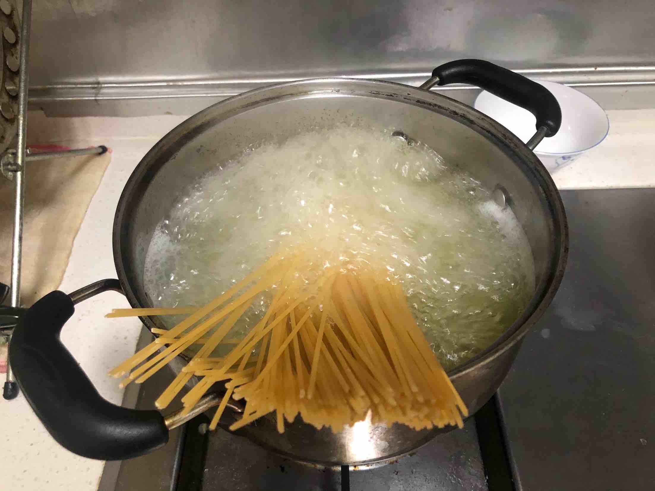 瑤柱西蘭花意面(scallops spaghetti)的做法-咸鮮味炒菜譜-易網健康養生網 瑤柱西蘭花意面(scallops spaghetti)的做法-咸鮮味炒菜譜
