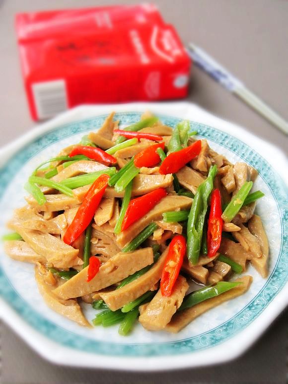 雙椒炒面筋的做法-家常味炒菜譜-易網健康養生網 雙椒炒面筋的做法-家常味炒菜譜