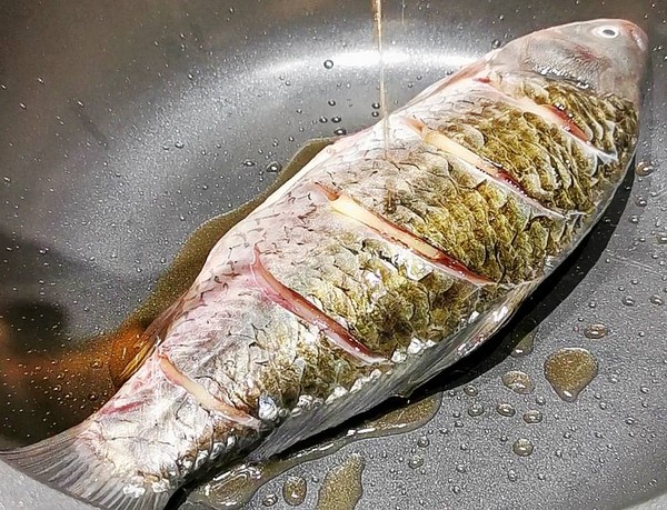 清蒸鯉魚的做法-咸鮮味蒸菜譜