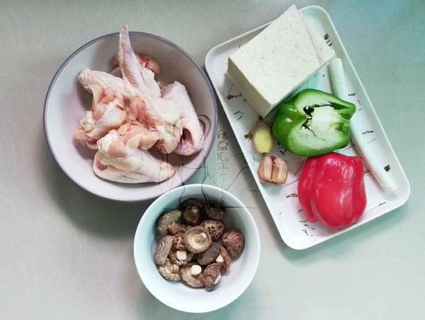 香菇豆腐燜雞翅的做法-家常味燜菜譜
