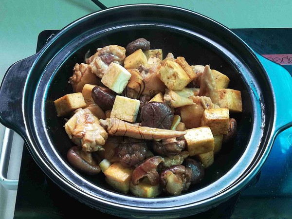香菇豆腐燜雞翅的做法-家常味燜菜譜