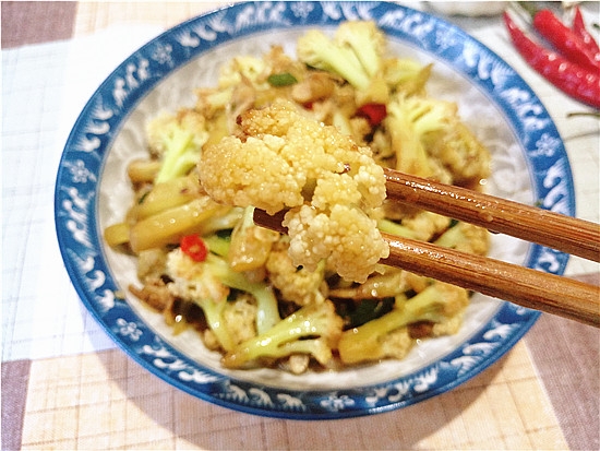 酸辣蝦皮炒菜花的做法-酸辣味炒菜譜-易網健康養生網 酸辣蝦皮炒菜花的做法-酸辣味炒菜譜
