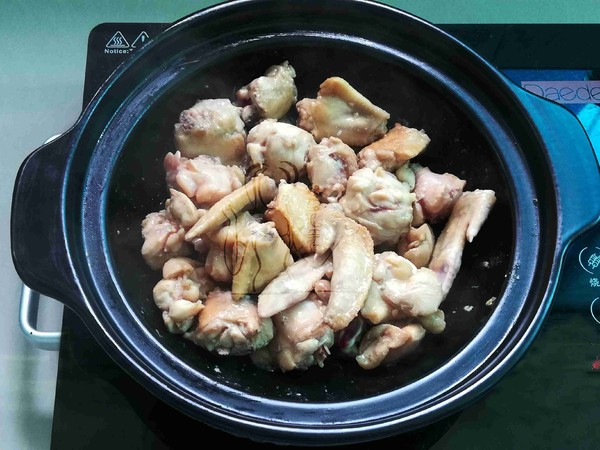 香菇豆腐燜雞翅的做法-家常味燜菜譜