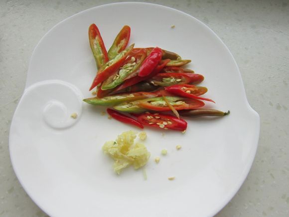 毛芹菜炒肉皮的做法-家常味炒菜譜
