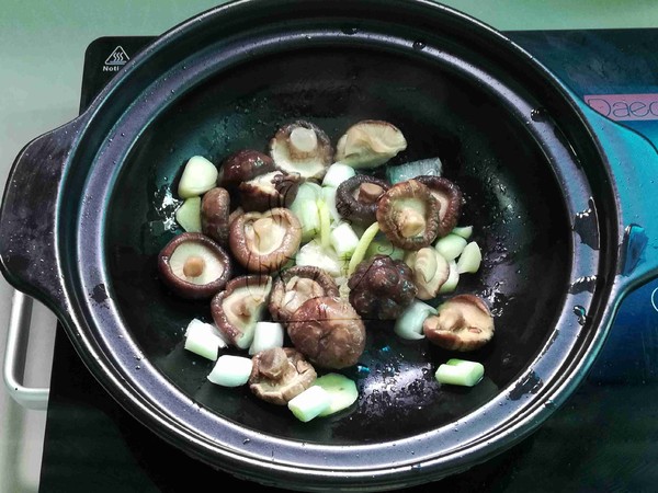 香菇豆腐燜雞翅的做法-家常味燜菜譜