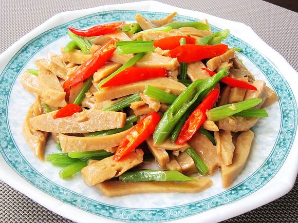 雙椒炒面筋的做法-家常味炒菜譜-易網健康養生網 雙椒炒面筋的做法-家常味炒菜譜