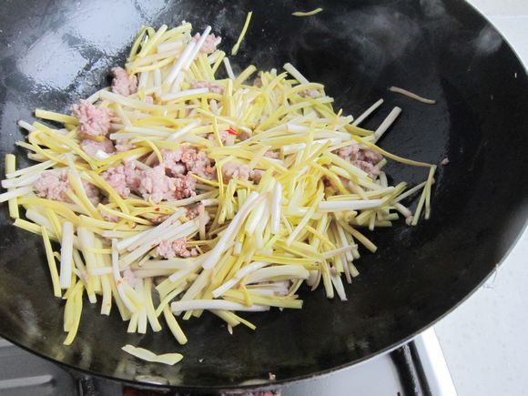 韭黃炒肉末的做法-家常味炒菜譜