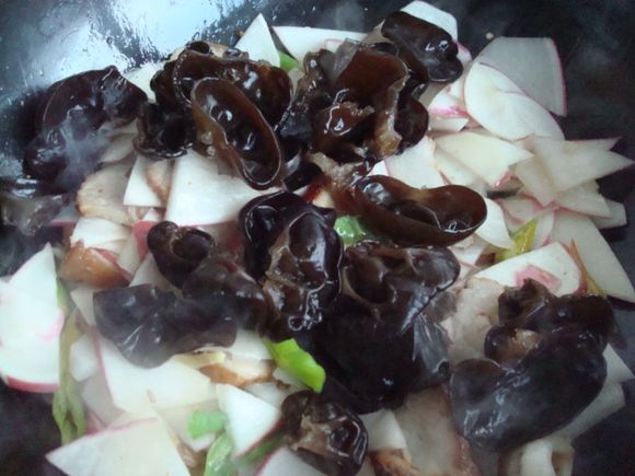 紅蘿卜黑木耳炒肉的做法-家常味炒菜譜