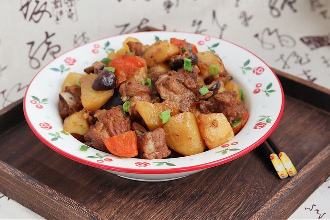 紅燒排骨燉土豆的做法-家常味燉菜譜-易網(wǎng)健康養(yǎng)生網(wǎng) 紅燒排骨燉土豆的做法-家常味燉菜譜