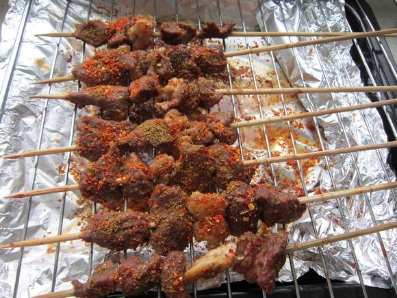 烤羊肉串的做法-香辣味烤菜譜-易網健康養生網 烤羊肉串的做法-香辣味烤菜譜