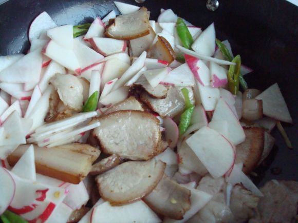 紅蘿卜黑木耳炒肉的做法-家常味炒菜譜
